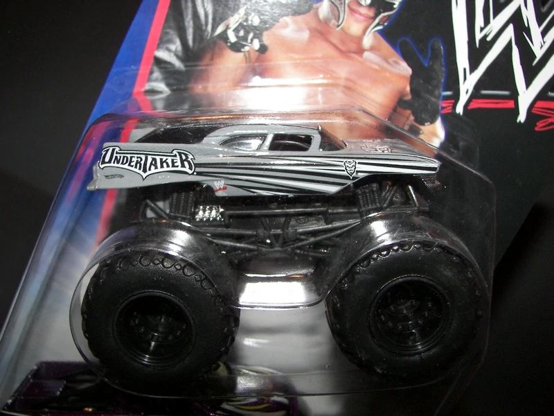 Hot Wheels Smack Pack Rey Mysterio Undertaker Toys R Us exclusive