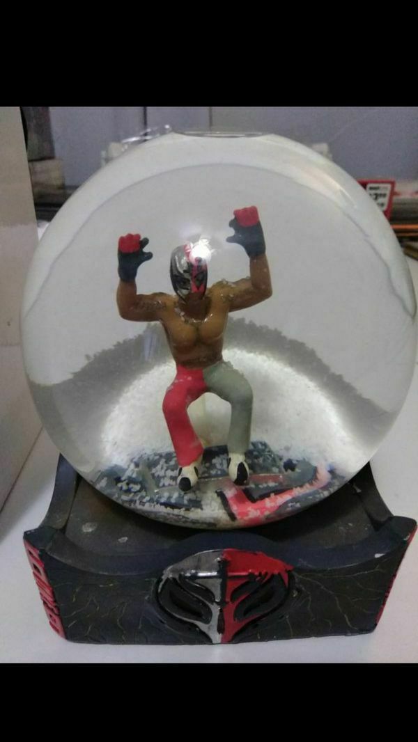 WWE Snow Globe  Rey Mysterio